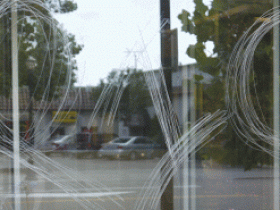 Mẹo hay xử lý kính cường lực bị xước ai cũng cần biết